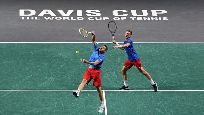 Adam Pavlásek a Jiří Lehečka během rozhodujícího deblu ve čtvrtfinále Davisova poháru.
