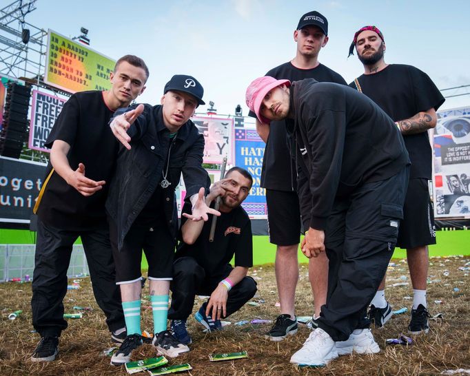 Ukrajinský Kalush Orchestra na festivalu Glastonbury.