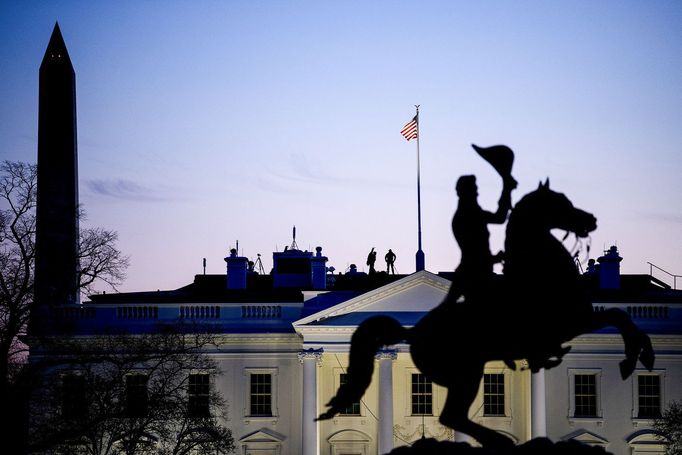 Odstřelovači tajné služby na střeše Bílého domu 11. ledna 2019 ve Washingtonu, DC v USA.