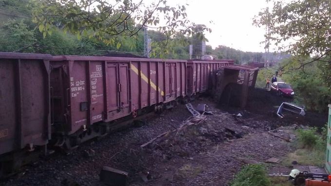 Vlak jel ve vykolejeném stavu přibližně tři a půl kilometru.