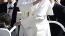 Pope Francis arrives in Saint Peter's Square for his inaugural mass at the Vatican, March 19, 2013. Pope Francis celebrates his inaugural mass on Tuesday among political and religious leaders from around the world and amid a wave of hope for a renewal of the scandal-plagued Roman Catholic Church. REUTERS/Stefano Rellandini (VATICAN - Tags: RELIGION POLITICS) Published: Bře. 19, 2013, 8:28 dop.