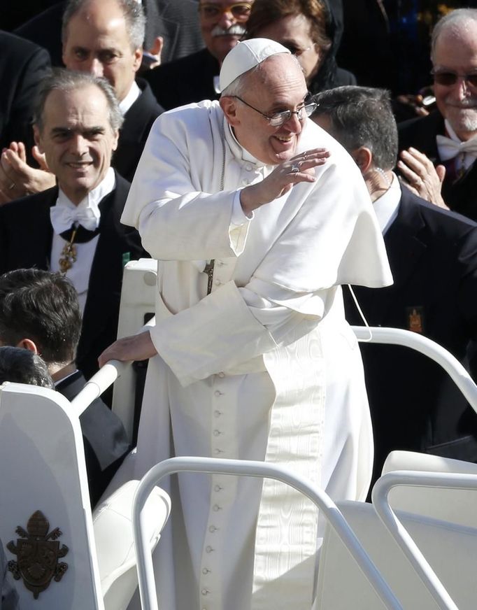 Pope Francis arrives in Saint Peter's Square for his inaugural mass at the Vatican, March 19, 2013. Pope Francis celebrates his inaugural mass on Tuesday among political and religious leaders from around the world and amid a wave of hope for a renewal of the scandal-plagued Roman Catholic Church. REUTERS/Stefano Rellandini (VATICAN - Tags: RELIGION POLITICS) Published: Bře. 19, 2013, 8:28 dop.