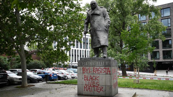 Poničená socha Winstona Churchilla