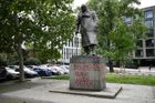 "Jeho zločiny nikdo nezmiňuje," říkají ženy, jež měly posprejovat Churchillovu sochu