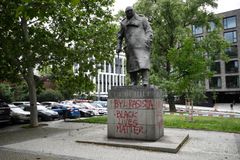 Zemana urazilo posprejování Churchillovy sochy, chtěl by přísnější tresty pro vandaly