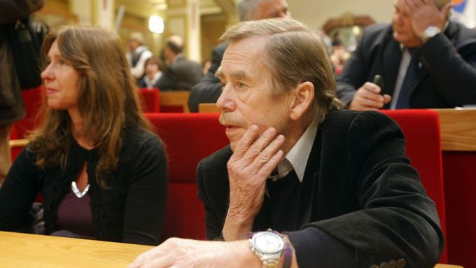 Václav Havel na zasedání zastupitelstva. Sledoval dění, nepískal.