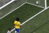 ... a brazilský bek si smolně srazil míč do vlastní branky.
