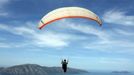 Paraglidista nad městem Vlore během každoroční balkánské soutěže, 150 km od hlavního města Tirany, 9. května 2009.