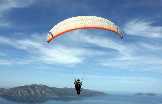 Paraglidista nad městem Vlore během každoroční balkánské soutěže, 150 km od hlavního města Tirany, 9. května 2009.