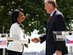 Premiér Mirek Topolánek a Condoleezza Riceová předvedli na tiskové konferenci gesto společné dohody.