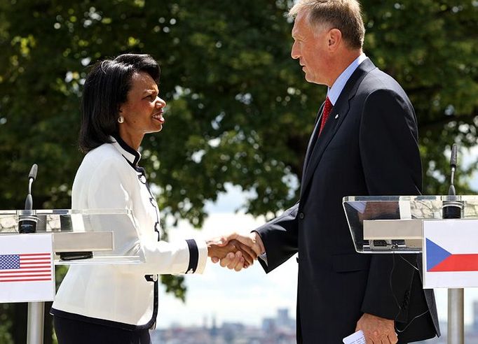 Premiér Mirek Topolánek a Condoleezza Riceová předvedli na tiskové konferenci gesto společné dohody.