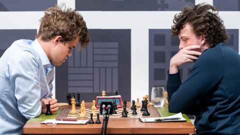 Navara o šachovém skandálu: Teorie o podvádění s pomocí análních korálků je bizarní