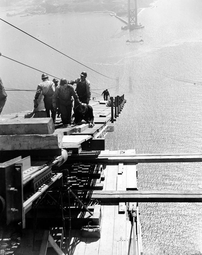 Výstavba konstrukce visutého mostu Golden Gate Bridge u města San Francisco v Kalifornii v USA. Snímek z roku 1935.