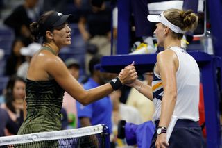 Barbora Krejčíková a Garbiňe Muguruzaová na US Open 2021.