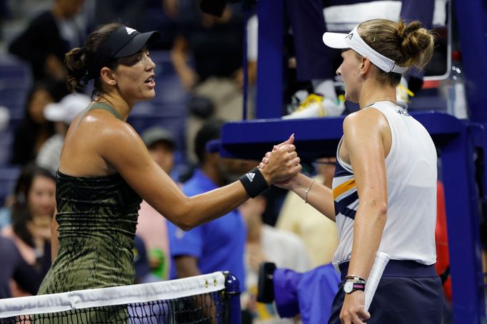 Barbora Krejčíková a Garbiňe Muguruzaová na US Open 2021.