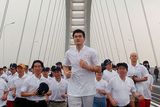 Kvalitu mostu ověřilo také přibližně tisíc běžců v čele s bývalým basketbalistou Jao Mingem.