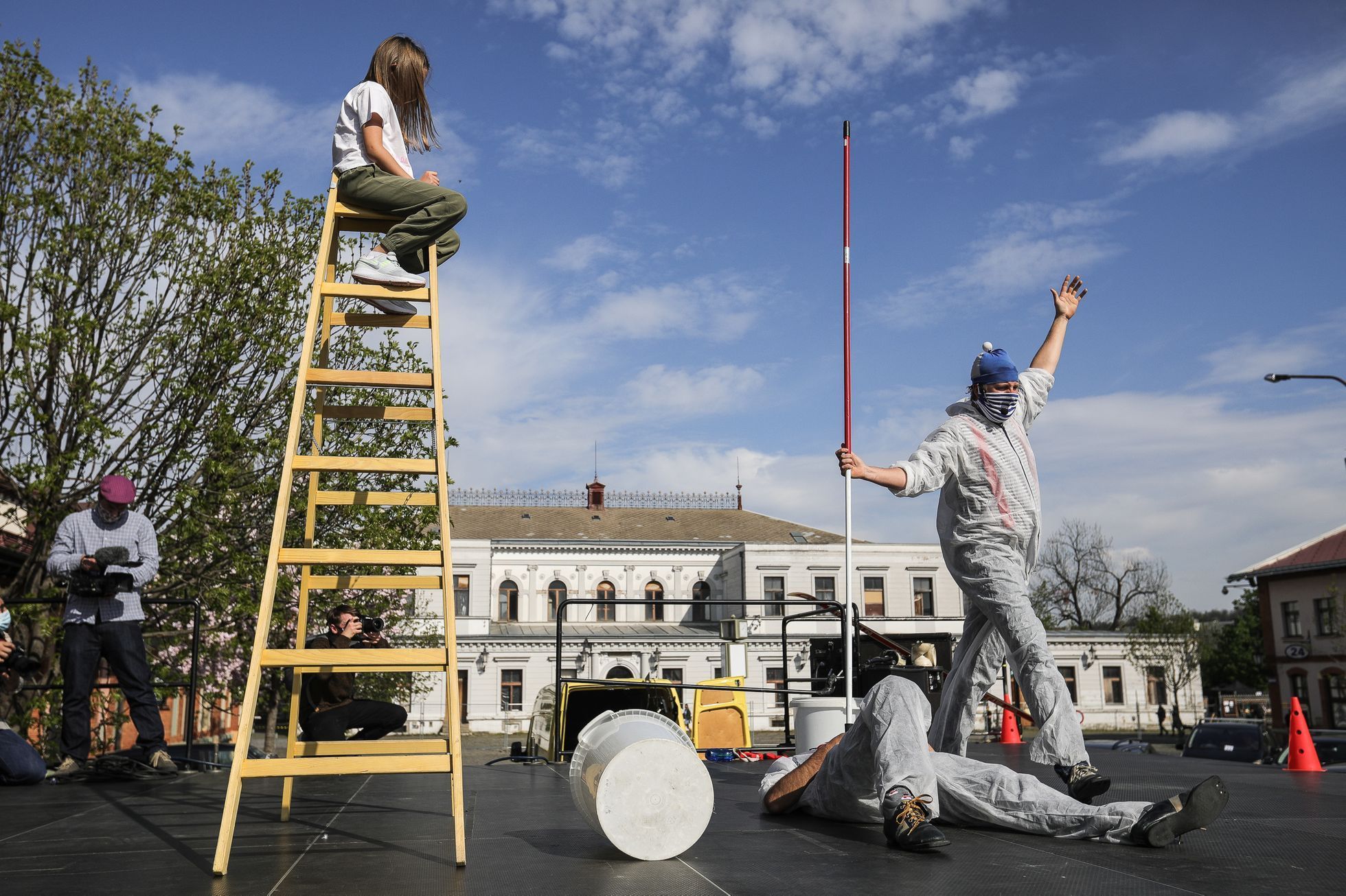 Divadlo pro auta - Bratři v tricku - festival Artparking, autokino, pražská tržnice, karanténa, roušky