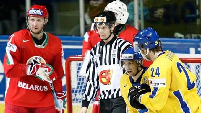 Robert Nilsson (druhý zprava) dostává v 38. minutě gratulace ke gólu od Jonase Frogrenduringa