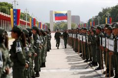 Kdo ovládá armádu, ovládá Venezuelu. Opozice láká vojáky amnestií, Maduro dává funkce