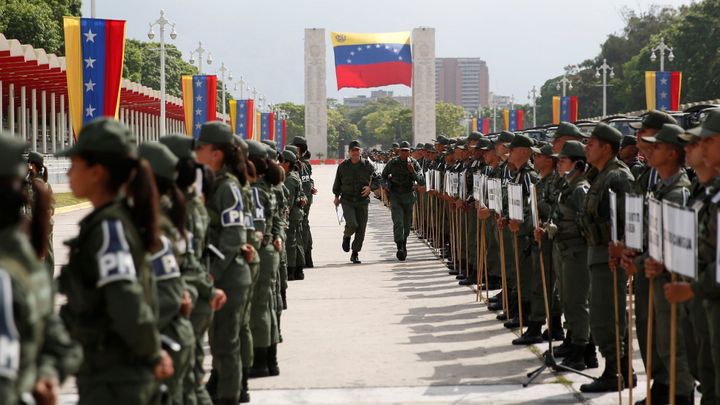 Kdo ovládá armádu, ovládá Venezuelu. Opozice láká vojáky amnestií, Maduro dává funkce