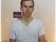 Lee Harvey Oswald na policejní fotografii den po svém zadržení, a taky den před smrtí.