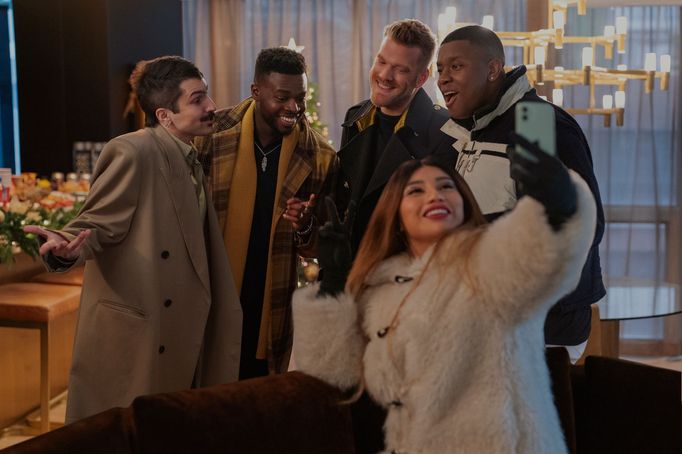 Na fotografii z filmu Po roce na Vánoce jsou Mitch Grassi, Kevin Olusola, Scott Hoying, Matt Sallee a Kirstin Maldonado z kapely Pentatonix.