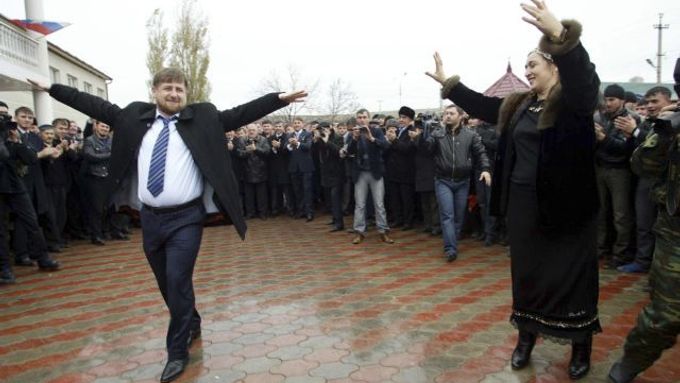 Čečenský prezident Ramzan Kadyrov tančí před volební místností, v níž v neděli hlasoval. Samozřejmě pro Putinovo Jednotné Rusko.