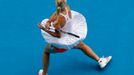 Světová jednička Dánka Caroline Wozniacki vrací úder Italce Francesce Schiavoneové během zápasu ženského čtvrtfinále tenisového turnaje Australian Open v Melbourne.