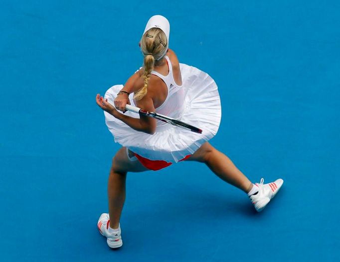 Světová jednička Dánka Caroline Wozniacki vrací úder Italce Francesce Schiavoneové během zápasu ženského čtvrtfinále tenisového turnaje Australian Open v Melbourne.