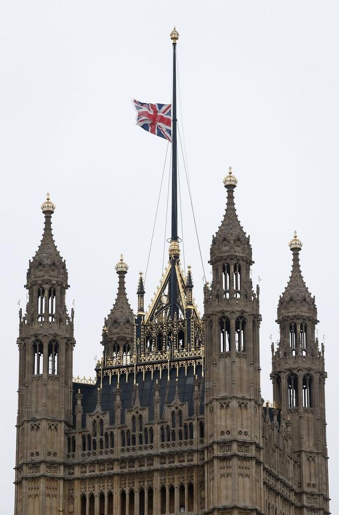 Na znamení smutku vlají nad Londýnem státní vlajky spuštěné na půl žerdi. Díváte se na spuštěnou vlajku nad budovou Westminsterského paláce.