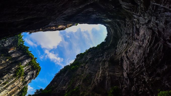 Tiankeng je obří propadlina široká a hluboká několik stovek metrů. Nejčastěji se tyto nebeské jámy, jak se jim přezdívá, vyskytují v Číně.