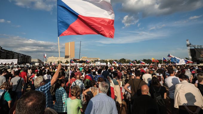 Tři sta tisíc lidí v Praze na Letné, pro členy hnutí ANO obří problém.