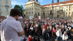Demonstrace proti Zemanovi a Babišovi na Hradčanském náměstí