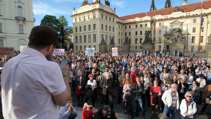 Demonstrace proti Zemanovi a Babišovi před Pražským hradem.