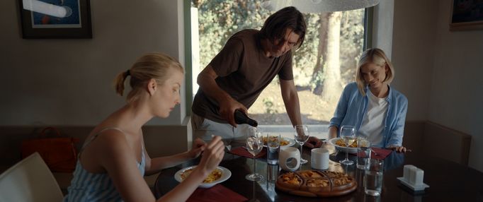 Ivona Baković, Ivan Franěk a Zuzana Částková ve snímku Kde končí láska.