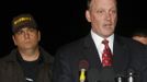 Dale County Sheriff Wally Olson (L), looks on as FBI Special Agent Steve Richardson answers questions during a press conference near Midland City, Alabama, February 4, 2013. Authorities killed a gunman holding a 5-year-old boy hostage in an underground bunker in rural Alabama on Monday and plucked the child to safety without injury, a local law enforcement official said. REUTERS/Phil Sears (UNITED STATES - Tags: CRIME LAW) Published: Úno. 5, 2013, 3:50 dop.