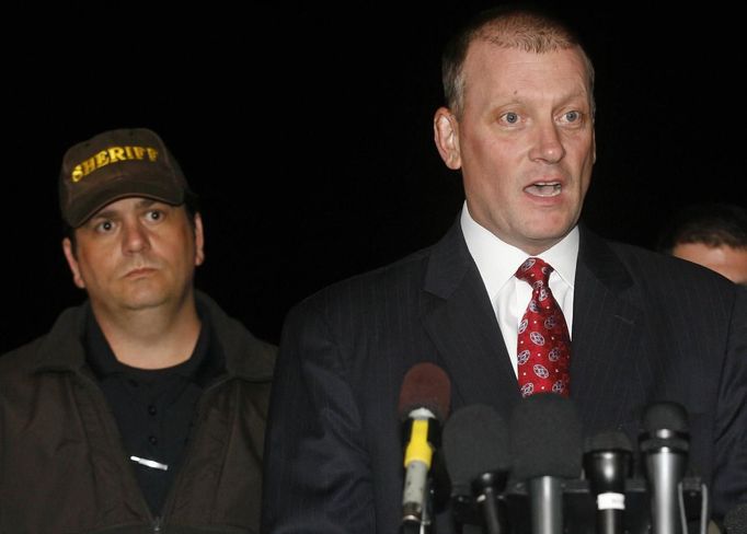 Dale County Sheriff Wally Olson (L), looks on as FBI Special Agent Steve Richardson answers questions during a press conference near Midland City, Alabama, February 4, 2013. Authorities killed a gunman holding a 5-year-old boy hostage in an underground bunker in rural Alabama on Monday and plucked the child to safety without injury, a local law enforcement official said. REUTERS/Phil Sears (UNITED STATES - Tags: CRIME LAW) Published: Úno. 5, 2013, 3:50 dop.