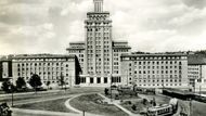 Dejvice. Architektonicky nepřehlédnutelným objektem a významnou památkou své doby se stal hotel International v Podbabě dokončený v roce 1957. Pohlednice, kolem 1960. © Muzeum Prahy.