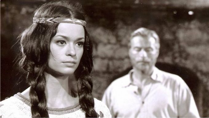 Marie Versiniová jako Nšo-či v prvním Vinnetouovi z roku 1963 po boku Lexe Barkera, který hrál Old Shatterhanda.