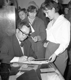 Josef Škvorecký podepisuje své knihy na jarní autogramiádě v Praze, březen 1965.