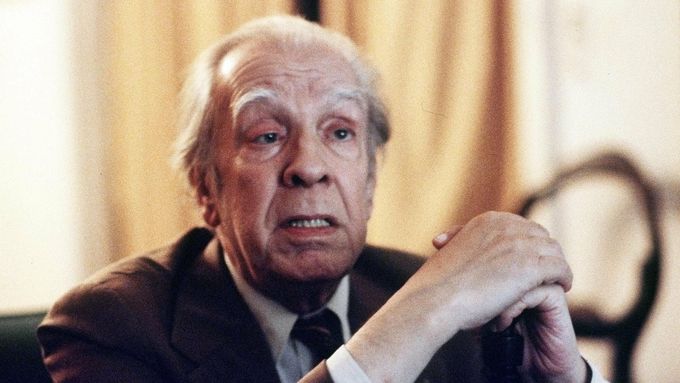 Jorge Luis Borges ve svém bytě v Buenos Aires roku 1981, pět let předtím, než zemřel ve věku 86 let.