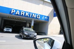 Předpisy regulující v tuzemsku parkování se budou muset změnit, tvrdí šéf České parkovací asociace