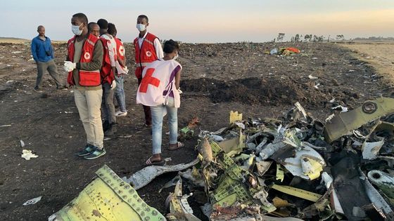 Foto: Etiopský boeing náhle změnil směr. Táhl se za ním kouř, líčí svědci tragédie