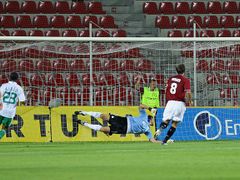AC Sparta Praha - FC Panathinaikos: Marek Kulič překonává ve třicáté minutě utkání gólmana Mária Galinovice.