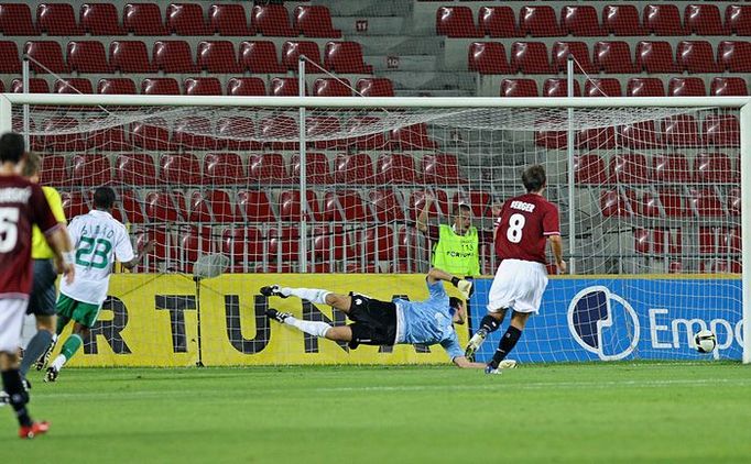 AC Sparta Praha - FC Panathinaikos: Marek Kulič překonává ve třicáté minutě utkání gólmana Mária Galinovice.