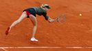 Ruská tenistka Maria Šarapovová odráží míček na Češku Kláru Zakopalovou během osmifinále French Open 2012.