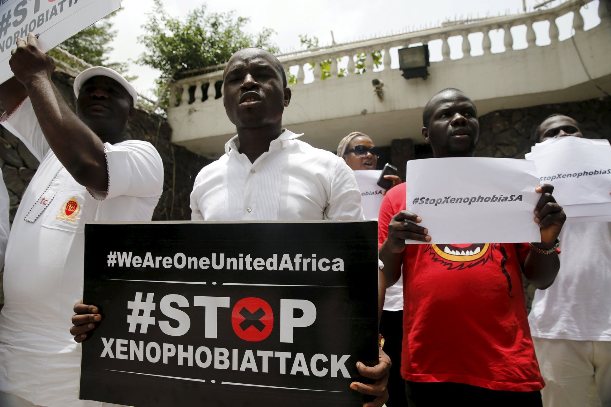 Lidé v Lagosu protestují proti xenofobii v Jihoafrické republice.