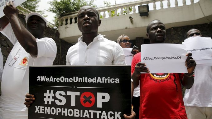 Proti vlně násilí se protestuje napříč celým kontinentem. Snímek je z nigerijského Lagosu.