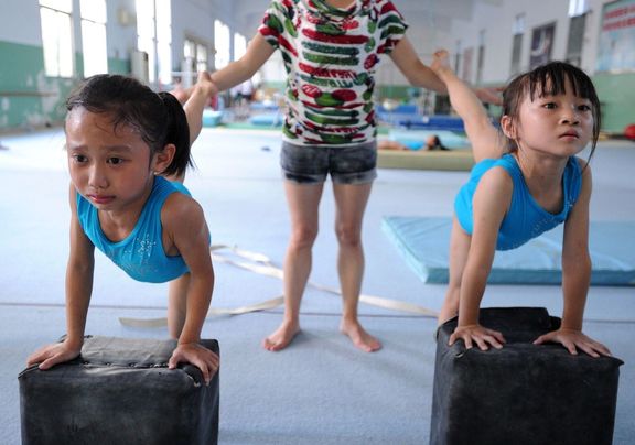 Čínští rodiče často tyto praktiky podporují: věří, že jejich dítě může díky sportu získat lepší životní šance, výhody v systému nebo dokonce slávu. 