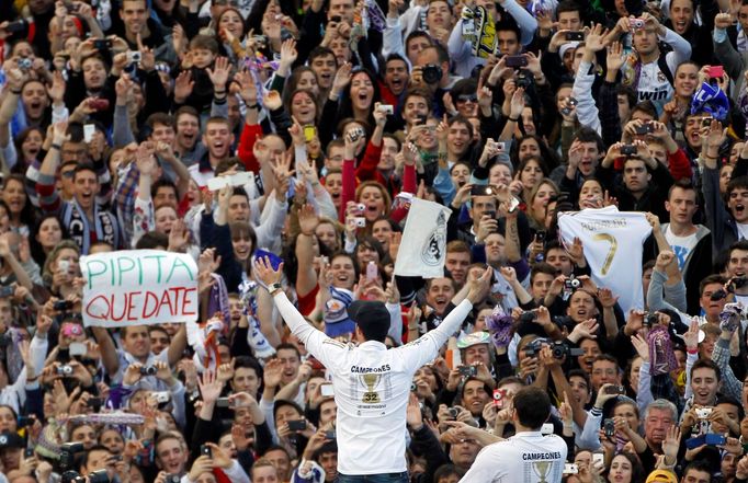 Cristiano Ronaldo slaví titul s fanoušky v ulicích Madridu.